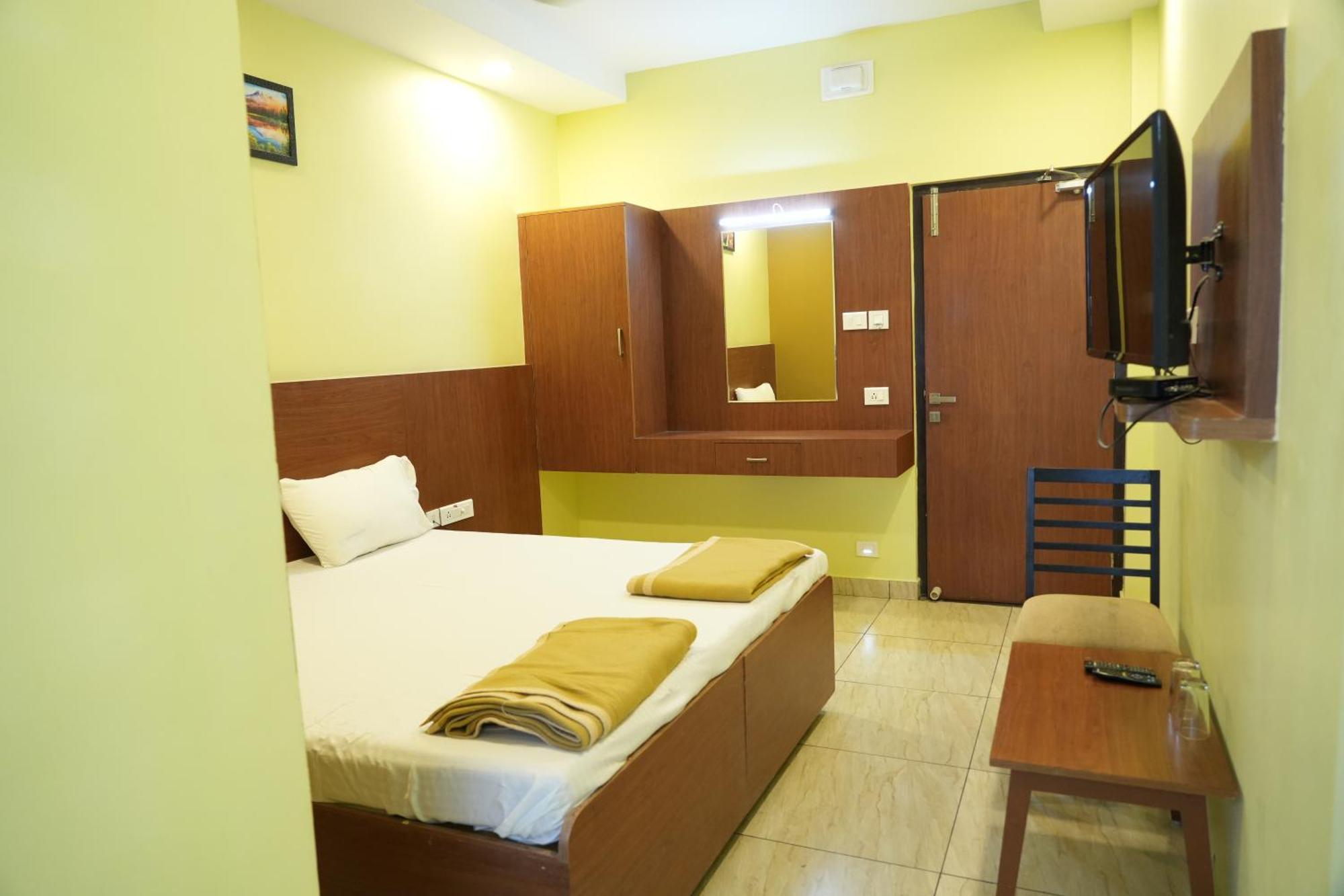 Sri Krishnan Residency Hotell Pollāchi Eksteriør bilde