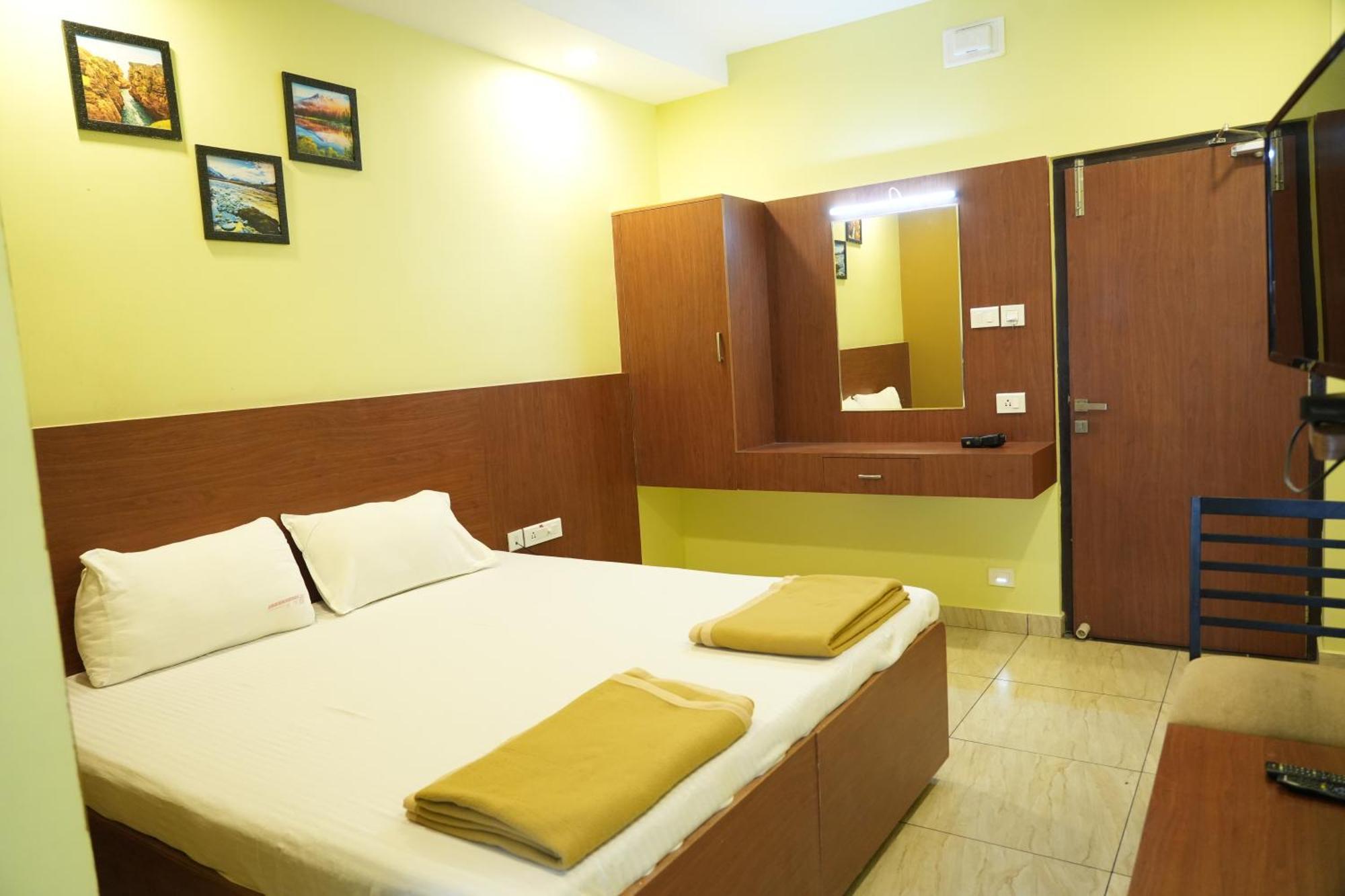 Sri Krishnan Residency Hotell Pollāchi Eksteriør bilde