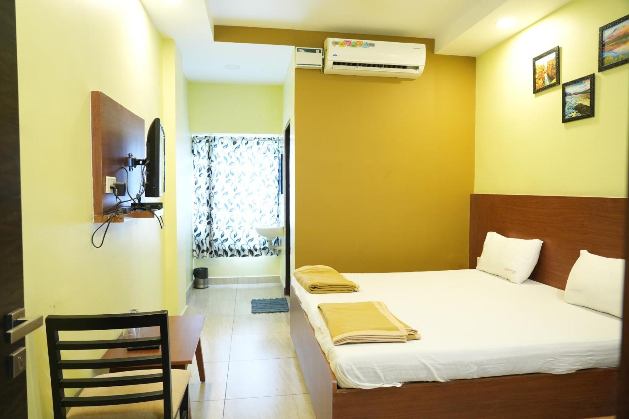 Sri Krishnan Residency Hotell Pollāchi Eksteriør bilde