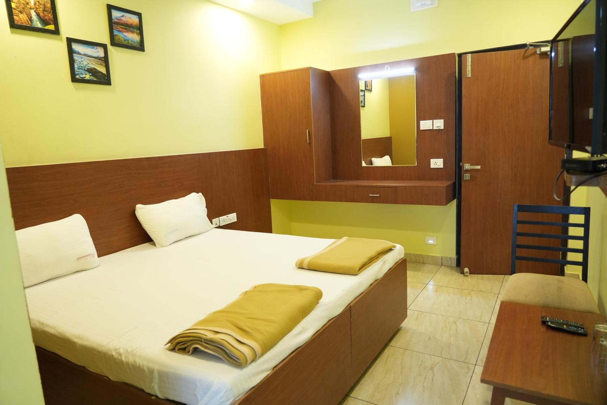 Sri Krishnan Residency Hotell Pollāchi Eksteriør bilde