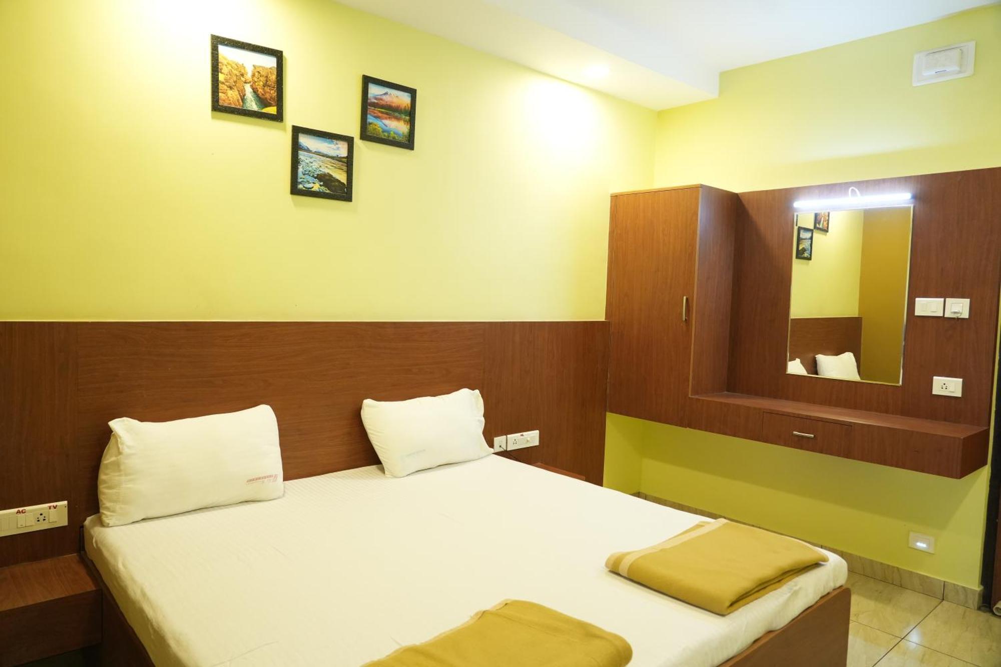 Sri Krishnan Residency Hotell Pollāchi Eksteriør bilde