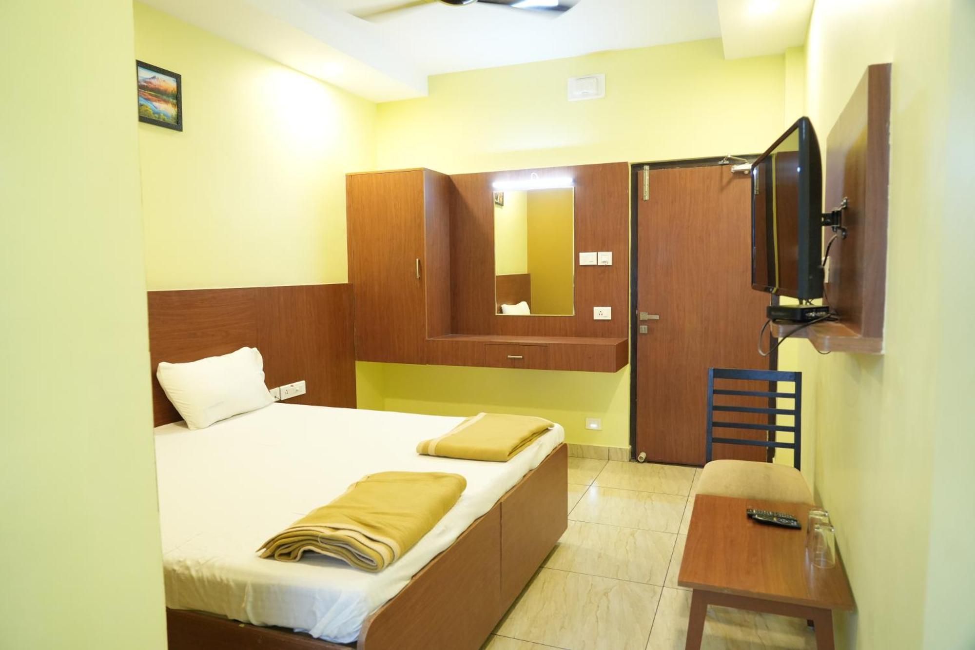 Sri Krishnan Residency Hotell Pollāchi Eksteriør bilde
