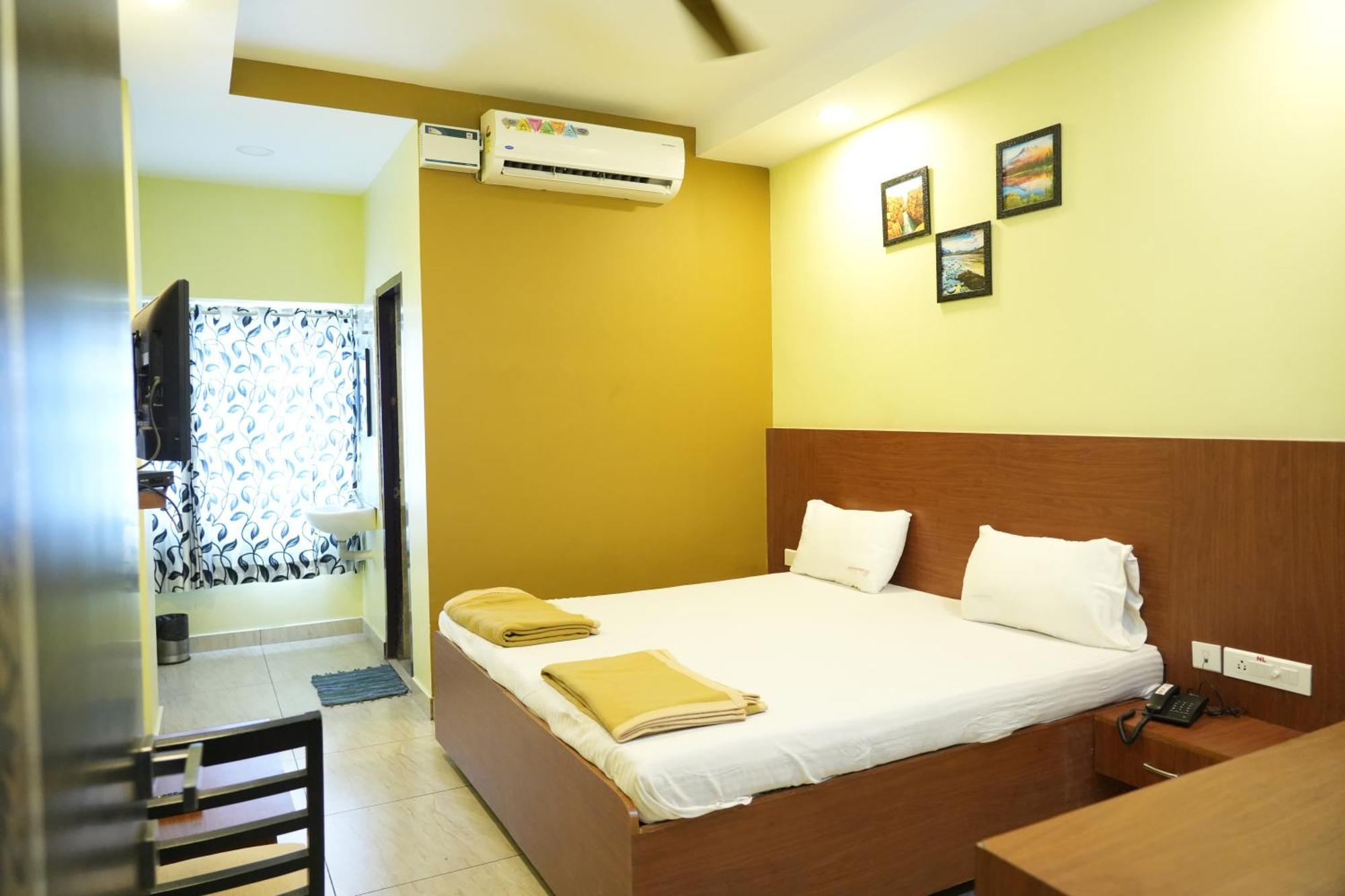 Sri Krishnan Residency Hotell Pollāchi Eksteriør bilde