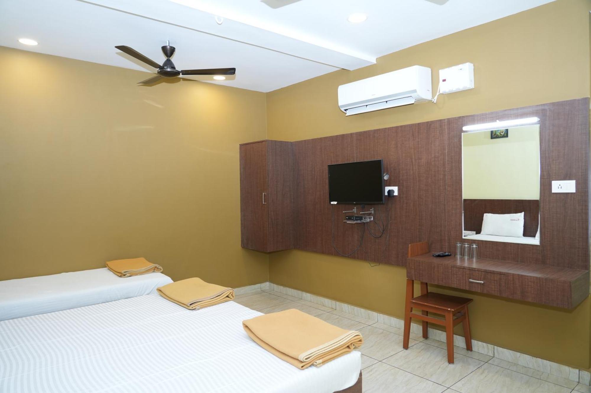 Sri Krishnan Residency Hotell Pollāchi Eksteriør bilde