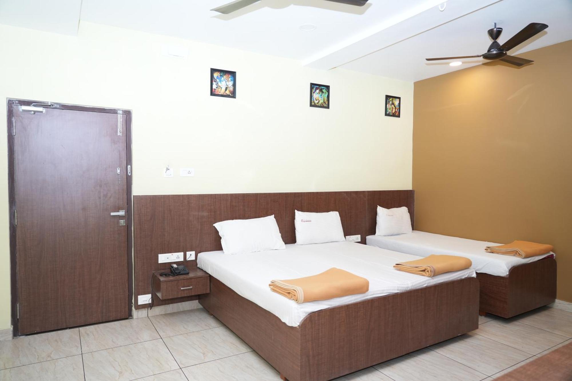 Sri Krishnan Residency Hotell Pollāchi Eksteriør bilde