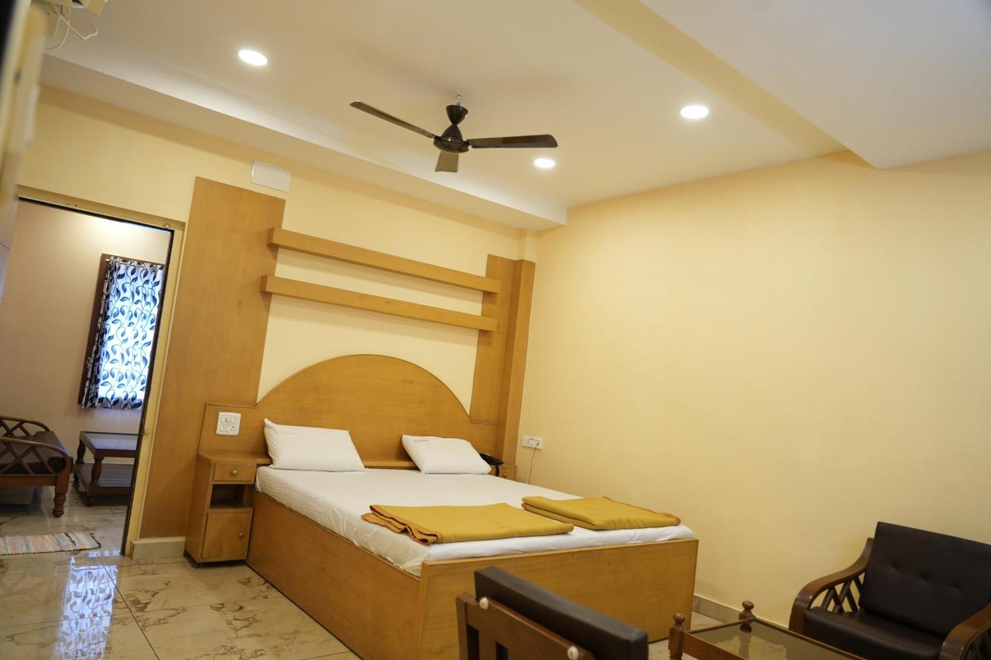 Sri Krishnan Residency Hotell Pollāchi Eksteriør bilde