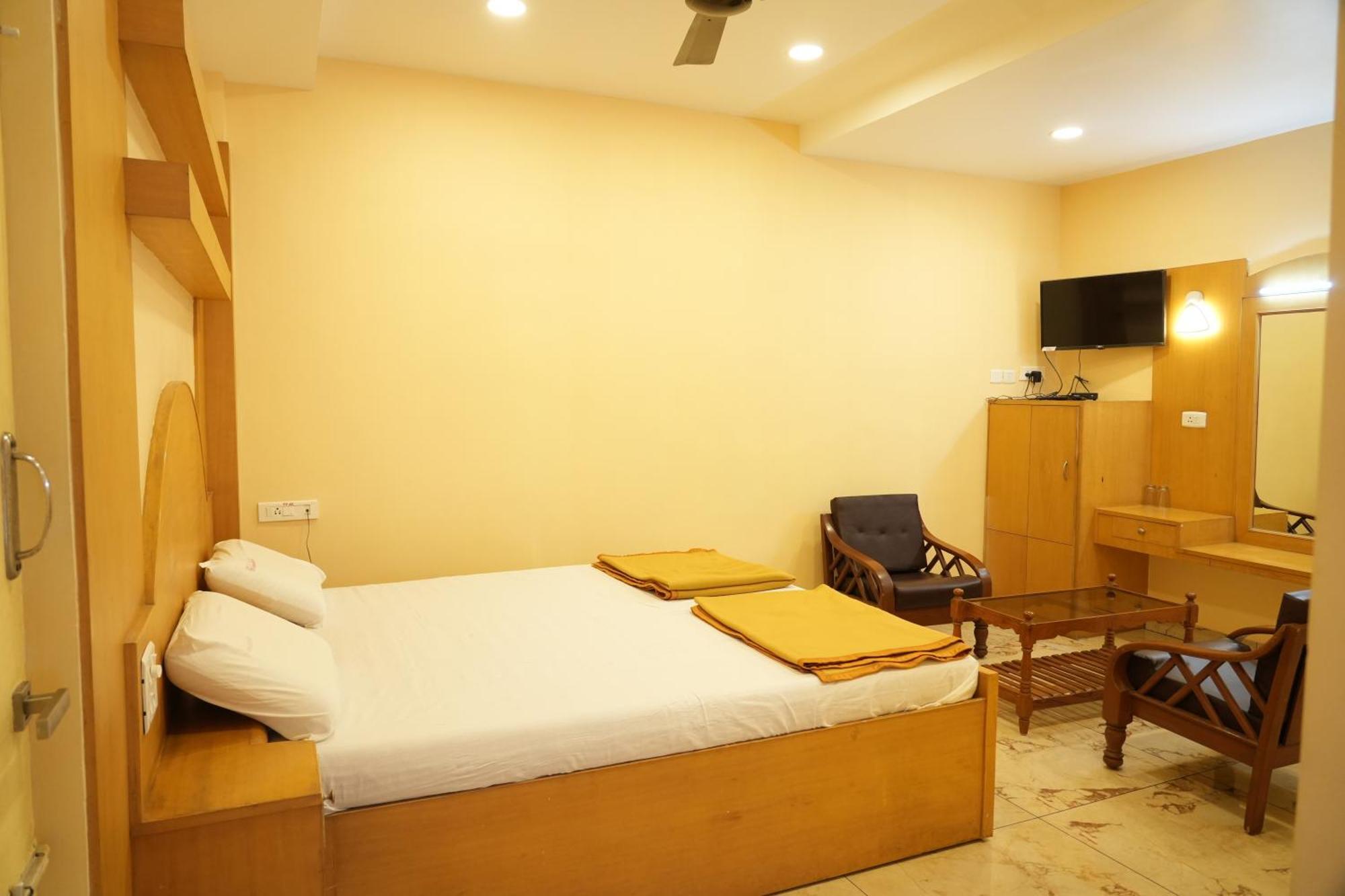 Sri Krishnan Residency Hotell Pollāchi Eksteriør bilde